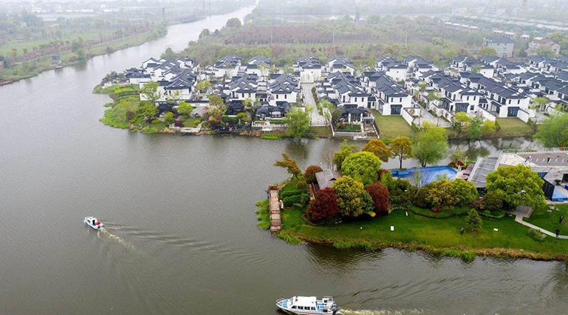 水韻湖城太清沿岸長(zhǎng)興縣楊家浦國(guó)控?cái)嘌桓?></a>
		<figcaption>
<h4>水韻湖城太清沿岸長(zhǎng)興縣楊家浦國(guó)控?cái)嘌桓?/h4>
<em>河道生修復(fù)工程</em>
<p>本工程位于洪橋鎮(zhèn)，本次生態(tài)修復(fù)范圍為北橫港及其叉港，東段為楊家浦閘至圖影扶欄橋段，西段為楊家浦港至陽(yáng)墩漾，主河道總長(zhǎng)7.36km，叉港總長(zhǎng)8.15km。所需松木樁規(guī)格為3米小頭11-12CM型號(hào)，所用數(shù)量為:10萬(wàn)根左右。松木樁在生態(tài)修復(fù)中可以發(fā)揮重要作用。它可以幫助改善水土流失，保護(hù)水體，減少污染物向水體的遷移，促進(jìn)水體環(huán)境的恢復(fù)。</p>
</figcaption>
		</figure>
			    <figure class=